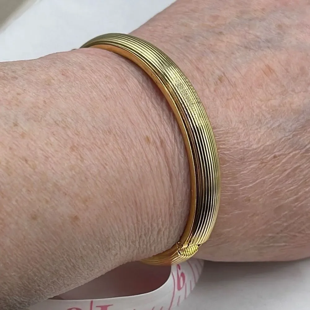 Vintage ribbed gold colored hinged bangle